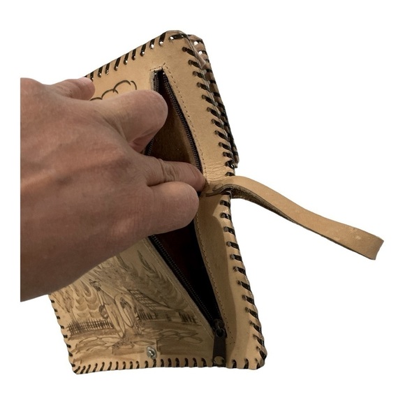 Handmade Tooled El Salvador wallet has lots of storage and inside mirror. - Picture 7 of 8